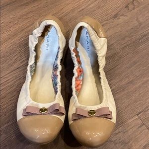 Cream/ Tan/ Nude leather Tahari flats size 8.5